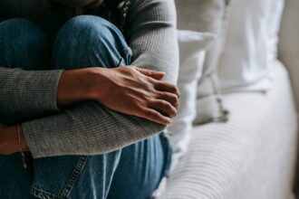 découvrez les symptômes, causes et traitements de la détresse cardiaque. informez-vous sur les mesures à prendre en cas de crise et comment prévenir les problèmes cardiaques. votre santé cardiovasculaire est essentielle.