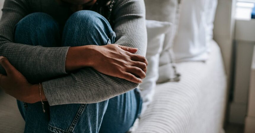 découvrez les symptômes, causes et traitements de la détresse cardiaque. informez-vous sur les mesures à prendre en cas de crise et comment prévenir les problèmes cardiaques. votre santé cardiovasculaire est essentielle.