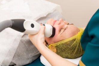 découvrez notre masque anti-âge révolutionnaire qui hydrate, raffermit et réduit visiblement les signes du vieillissement. offrez à votre peau un éclat radieux et un teint uniforme grâce à notre formule enrichie d'ingrédients naturels.