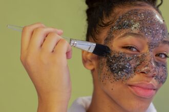 découvrez le masque au charbon, un soin purifiant qui élimine les impuretés et souligne l'éclat de votre peau. idéal pour les peaux grasses et sujettes aux imperfections, il vous offre un nettoyage en profondeur pour un teint frais et revitalisé.