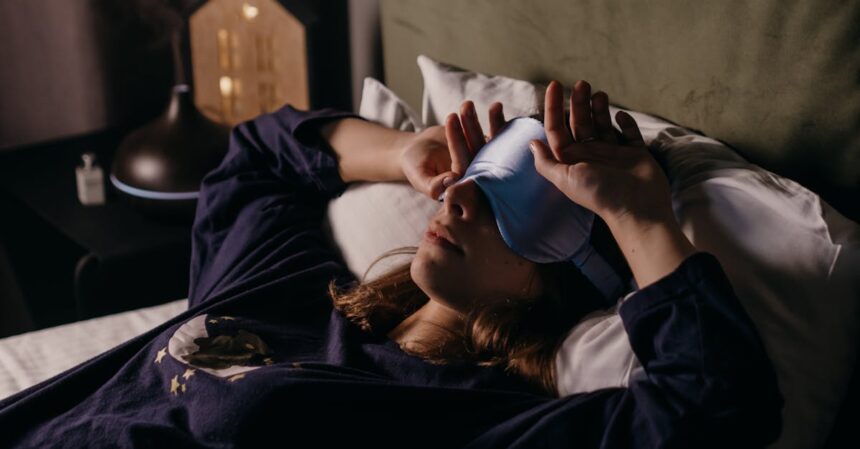 découvrez le masque de sommeil idéal pour un repos réparateur. conçu pour bloquer la lumière, il vous procure un sommeil profond et agréable, que ce soit à la maison ou en voyage. profitez d'une expérience de relaxation optimale avec notre masque de nuit doux et confortable.