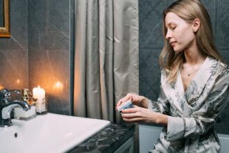 découvrez notre masque purifiant, conçu pour éliminer les impuretés et resserrer les pores de votre peau. offrez à votre visage un éclat frais et revitalisé grâce à notre formule unique, riche en ingrédients naturels. parfait pour tous types de peaux, ce soin est votre allié idéal pour une peau saine et radieuse.