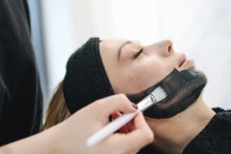 découvrez notre masque facial au charbon, formulé pour purifier et revitaliser votre peau. éliminez les impuretés et les excès de sébum tout en laissant votre teint frais et éclatant. idéal pour tous les types de peau, ce soin vous offre une expérience spa à domicile.