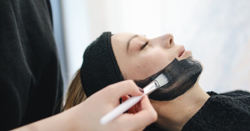 découvrez notre masque facial au charbon, formulé pour purifier et revitaliser votre peau. éliminez les impuretés et les excès de sébum tout en laissant votre teint frais et éclatant. idéal pour tous les types de peau, ce soin vous offre une expérience spa à domicile.