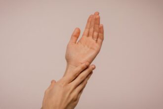découvrez les bienfaits du massage du cuir chevelu : relaxation, stimulation de la circulation sanguine et amélioration de la santé capillaire. offrez-vous un moment de bien-être et revitalisez vos cheveux avec des techniques simples et efficaces.