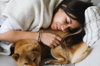 découvrez les meilleures positions de sommeil pour un sommeil réparateur. apprenez comment bien vous positionner pendant la nuit pour améliorer votre confort, réduire les douleurs et favoriser un repos optimal.