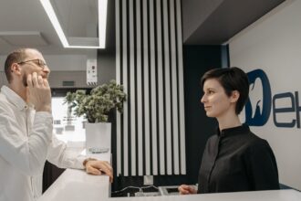 découvrez les causes, les symptômes et les traitements de la douleur dentaire. apprenez à soulager une rage de dents et à prévenir les problèmes dentaires pour garder un sourire sain.