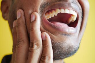 découvrez les causes, les symptômes et les traitements efficaces pour soulager vos douleurs dentaires. ne laissez pas une rage de dents gâcher votre quotidien, informez-vous pour agir rapidement et soulager votre inconfort.