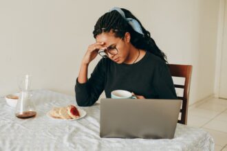 découvrez les causes et solutions aux maux de tête matinaux. apprenez à reconnaître les symptômes, à identifier les déclencheurs et à améliorer votre bien-être au réveil avec nos conseils pratiques.