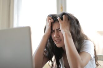 découvrez les causes, symptômes et traitements des maux de tête. apprenez à reconnaître les différents types de céphalées et trouvez des conseils pratiques pour soulager vos douleurs. prenez en main votre bien-être et améliorez votre qualité de vie.