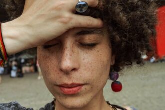 découvrez les causes, symptômes et traitements des maux de tête. apprenez à soulager vos douleurs et à prévenir les crises grâce à nos conseils et astuces.