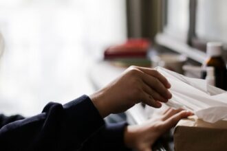 découvrez une sélection de médicaments contre le rhume pour soulager vos symptômes rapidement. nos solutions sont efficaces pour apaiser la toux, le nez qui coule et les maux de tête, vous permettant de retrouver votre confort en toute saison.