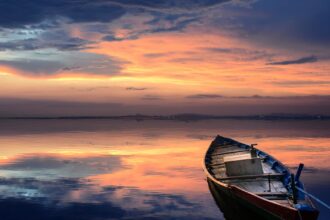 découvrez la sérénité avec notre guide de méditation du soir. plongez dans un moment de calme, libérez votre esprit des tensions de la journée et préparez-vous à une nuit reposante grâce à des techniques de relaxation apaisantes.