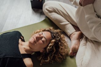 découvrez la sérénité grâce à notre méditation guidée. plongez dans un voyage intérieur apaisant qui calme l'esprit et revitalise le corps. que vous soyez débutant ou pratiquant expérimenté, notre approche vous aidera à atteindre un état de relaxation profonde et de pleine conscience.