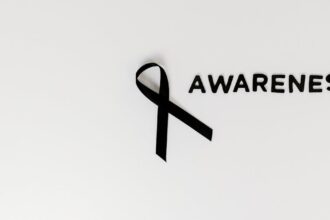 découvrez tout sur le mélanome, un type de cancer de la peau. apprenez à reconnaître les symptômes, les facteurs de risque et les options de traitement pour cette maladie. protégez votre santé avec des informations essentielles sur la prévention et le dépistage.
