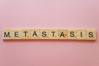 la métastase est un processus par lequel les cellules cancéreuses se propagent depuis leur site d'origine vers d'autres parties du corps, formant de nouvelles tumeurs. comprendre ce phénomène est crucial pour le diagnostic et le traitement du cancer.