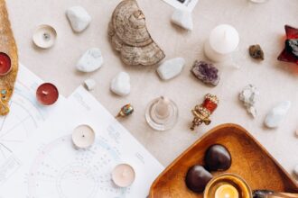 découvrez le concept fascinant de l'aura, cette énergie subtile qui entoure chaque être vivant. plongez dans les mystères des couleurs de l'aura et apprenez comment elles reflètent notre état émotionnel et spirituel.