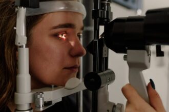 découvrez les causes, symptômes et traitements de la migraine ophtalmique, une condition qui affecte la vision et peut provoquer des douleurs intenses. informez-vous sur les meilleures pratiques pour soulager vos maux de tête et améliorer votre qualité de vie.