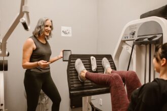 découvrez tout ce que vous devez savoir sur la ménopause : symptômes, conseils de gestion, et solutions pour vivre cette étape de la vie de manière sereine et épanouie.