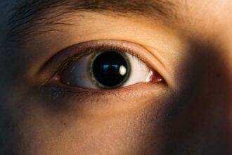 découvrez tout ce qu'il faut savoir sur les migraines ophtalmiques : symptômes, causes, traitements et conseils pour mieux les gérer. informez-vous sur cette condition visuelle et améliorez votre qualité de vie.