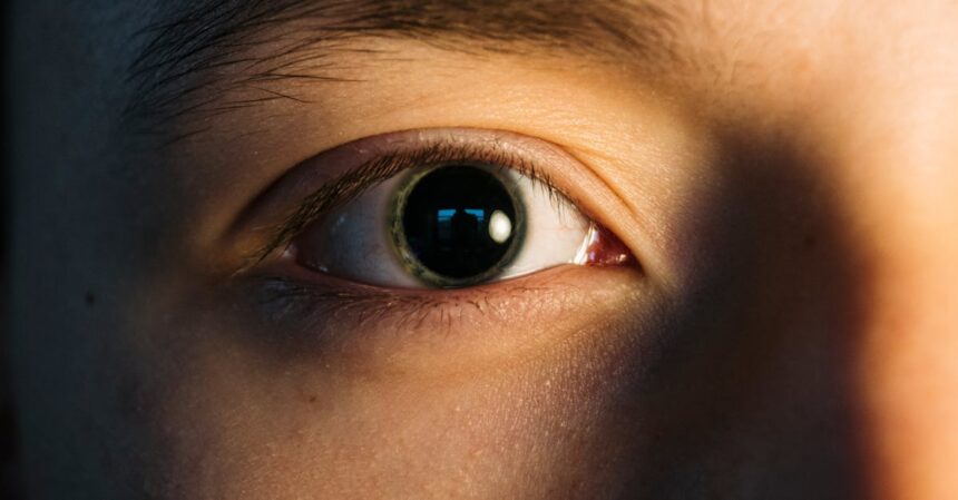 découvrez tout ce qu'il faut savoir sur les migraines ophtalmiques : symptômes, causes, traitements et conseils pour mieux les gérer. informez-vous sur cette condition visuelle et améliorez votre qualité de vie.