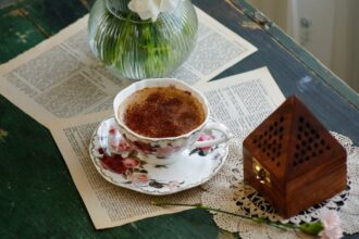 découvrez l'art de la modération du café : apprenez à savourer vos tasses préférées tout en préservant votre santé. explorez des conseils pratiques pour équilibrer votre consommation et profiter des bienfaits du café sans excès.