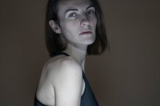découvrez le style skinny, une tendance incontournable qui met en valeur la silhouette avec des vêtements ajustés et élégants. explorez nos conseils mode pour adopter ce look contemporain et sophistiqué.