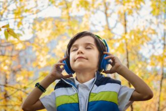 découvrez notre musique relaxante conçue pour apaiser l'esprit et favoriser la méditation. écoutez des mélodies douces et harmonieuses qui vous transporteront vers un état de sérénité et de bien-être. idéale pour la détente, le yoga ou simplement pour créer une ambiance paisible chez vous.
