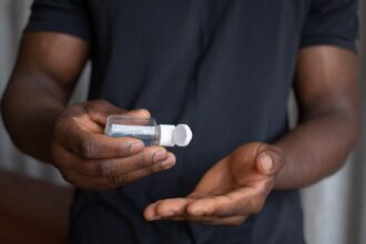 découvrez tout ce qu'il faut savoir sur l'infection cutanée fongique : causes, symptômes, traitements et conseils de prévention pour garder votre peau saine.