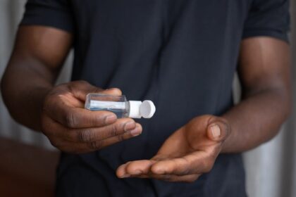 découvrez tout ce qu'il faut savoir sur l'infection cutanée fongique : causes, symptômes, traitements et conseils de prévention pour garder votre peau saine.