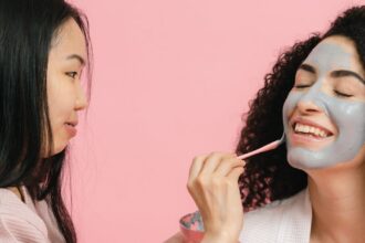 découvrez les bienfaits d'un nettoyage en profondeur du visage pour une peau éclatante et revitalisée. notre méthode de nettoyage élimine les impuretés et les cellules mortes, laissant votre peau douce et radieuse.