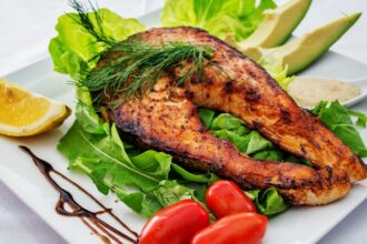 découvrez les bienfaits des oméga-3 pour votre santé. ces acides gras essentiels sont cruciaux pour le bon fonctionnement du cœur, du cerveau et des articulations. apprenez comment intégrer les oméga-3 dans votre alimentation quotidienne grâce à des sources naturelles et des suppléments.