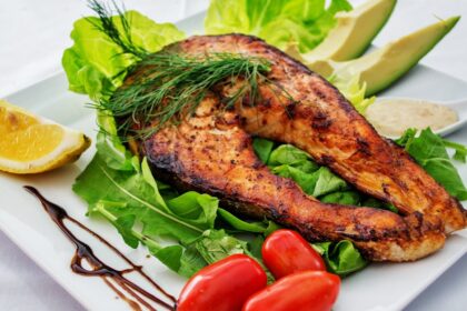 découvrez les bienfaits des oméga-3 pour votre santé. ces acides gras essentiels sont cruciaux pour le bon fonctionnement du cœur, du cerveau et des articulations. apprenez comment intégrer les oméga-3 dans votre alimentation quotidienne grâce à des sources naturelles et des suppléments.