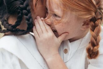 découvrez les causes, symptômes et traitements du blocage de l'oreille. informez-vous sur les remèdes naturels, les soins médicaux et les conseils pour soulager la gêne et améliorer votre santé auditive.