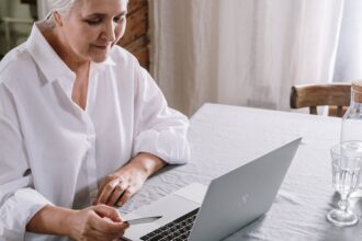 découvrez les remèdes de grand-mère, des astuces naturelles et des conseils hérités des générations passées pour améliorer votre bien-être au quotidien. plantes, recettes et soins faits maison pour une santé au naturel !