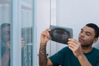 découvrez l'importance de la parodontologie, la spécialité dentaire axée sur la santé des gencives et des structures de soutien des dents. apprenez à prévenir et traiter les maladies parodontales pour un sourire éclatant et une meilleure santé bucco-dentaire.