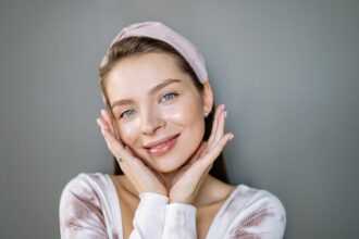 découvrez le secret d'une peau radieuse avec nos conseils et produits essentiels. obtenez un teint éclatant grâce à une routine de soins adaptée et des astuces de beauté infaillibles.