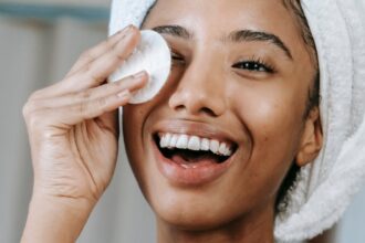 découvrez les secrets d'une peau éclatante et radieuse avec nos conseils et astuces de soins. apprenez à nourrir, hydrater et protéger votre peau pour un éclat naturel et durable.