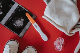 découvrez tout ce que vous devez savoir sur les pertes vaginales au début de la grossesse. apprenez à reconnaître les signes normaux et ceux qui pourraient nécessiter une attention médicale. informez-vous sur les causes, les types de sécrétions et leurs implications pour votre santé et celle de votre bébé.