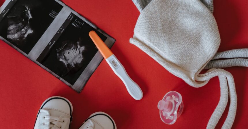 découvrez tout ce que vous devez savoir sur les pertes vaginales au début de la grossesse. apprenez à reconnaître les signes normaux et ceux qui pourraient nécessiter une attention médicale. informez-vous sur les causes, les types de sécrétions et leurs implications pour votre santé et celle de votre bébé.
