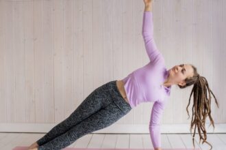 découvrez les bienfaits du pilates, une méthode d'exercice qui allie renforcement musculaire, flexibilité et respiration. parfaite pour améliorer votre posture, réduire le stress et renforcer votre corps, le pilates s'adresse à tous, que vous soyez débutant ou confirmé. rejoignez-nous pour des séances adaptées à tous les niveaux et transformez votre bien-être au quotidien.