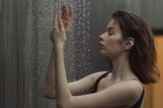 découvrez des solutions efficaces pour soulager les douleurs et inconforts auriculaires. apprenez comment traiter les maux d'oreilles grâce à des remèdes naturels et des conseils professionnels.