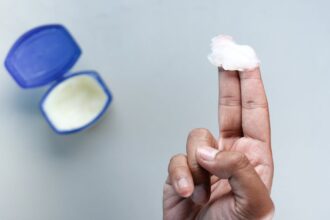 découvrez notre onguent réparateur, une solution naturelle pour apaiser les irritations et favoriser la guérison de la peau. idéal pour les coupures, brûlures, et autres inconforts cutanés, il offre des ingrédients doux et efficaces pour un soin optimal.
