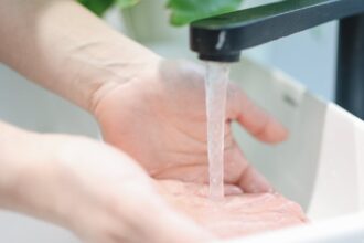 découvrez des stratégies efficaces pour la prévention des infections, incluant des conseils pratiques, des méthodes de désinfection et des mesures de sécurité pour protéger votre santé et celle des autres.