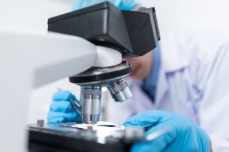 découvrez tout ce que vous devez savoir sur les maladies des gencives : causes, symptômes, traitements et conseils pour préserver votre santé bucco-dentaire. prévenez les complications et gardez votre sourire éclatant !