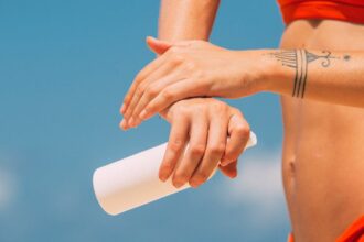 découvrez l'importance de la protection uv pour votre peau. apprenez comment choisir les meilleurs produits et adopter des habitudes saines pour vous protéger des rayons nocifs du soleil tout au long de l'année.
