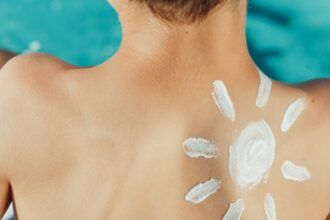 découvrez notre large gamme de crèmes solaires pour protéger votre peau des rayons uv tout en profitant du soleil. formulées pour tous les types de peau, nos protections solaires allient efficacité et confort, pour des journées en plein air en toute sérénité.