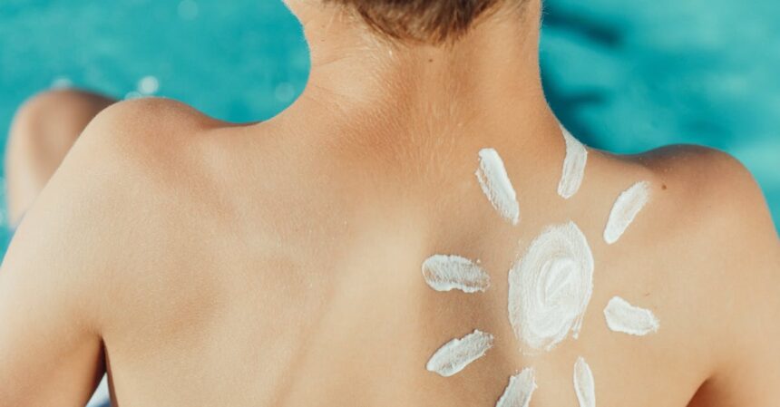 découvrez notre large gamme de crèmes solaires pour protéger votre peau des rayons uv tout en profitant du soleil. formulées pour tous les types de peau, nos protections solaires allient efficacité et confort, pour des journées en plein air en toute sérénité.
