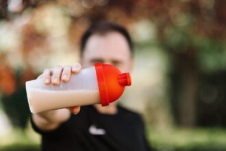 découvrez les bienfaits de la whey protein, une source de protéines de haute qualité, idéale pour optimiser vos performances sportives, favoriser la récupération musculaire et soutenir votre régime alimentaire. parfaite pour les athlètes et ceux qui cherchent à augmenter leur apport en protéines.