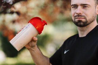 découvrez notre poudre de protéine de haute qualité, spécialement conçue pour soutenir vos objectifs de fitness et de santé. offrant une source idéale de protéines essentielles, elle convient à tous les adeptes de sport, débutants ou confirmés. boostez votre récupération musculaire et améliorez vos performances avec notre gamme de saveurs délicieuses.